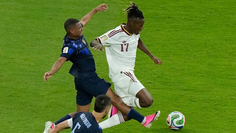 La patada de Nicolás De la Cruz que originó la lesión de Nico Williams sobre el final del partido. (Foto: AP)