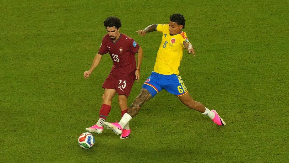 El portugués Vitinha disputando la pelota con RIchard Rios, de Colombia. (Foto: AP)