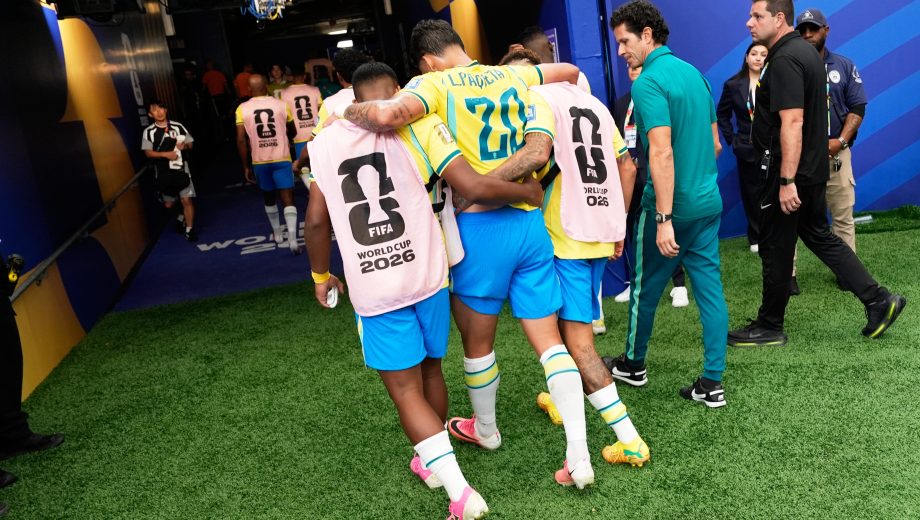 Lucas Paquetá tuvo que retirarse asistido del campo en Houston tras sufrir una lesión muscular. (Foto: AP)