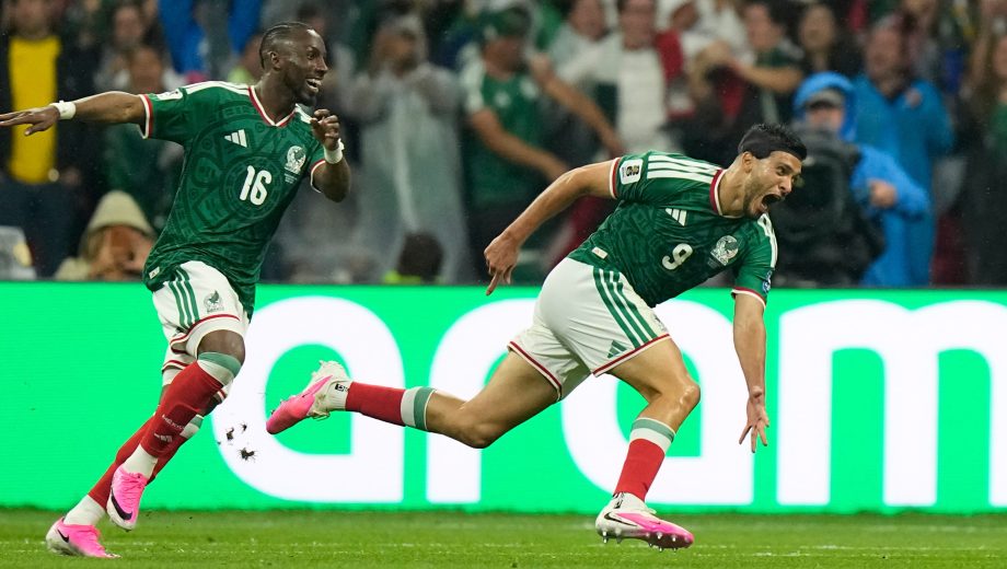 Julián Quiñones marcó el primer gol, Raúl Jiménez el segundo, y México eliminó a Ecuador. (Foto: AP)