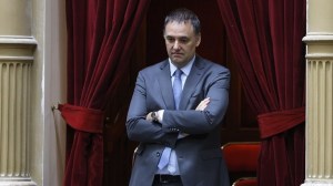 Crece la presión sobre Manuel Adorni: Juan Schiaretti dijo que «no puede seguir» como jefe de Gabinete