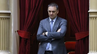Crece la presión sobre Manuel Adorni: Juan Schiaretti dijo que «no puede seguir» como jefe de Gabinete