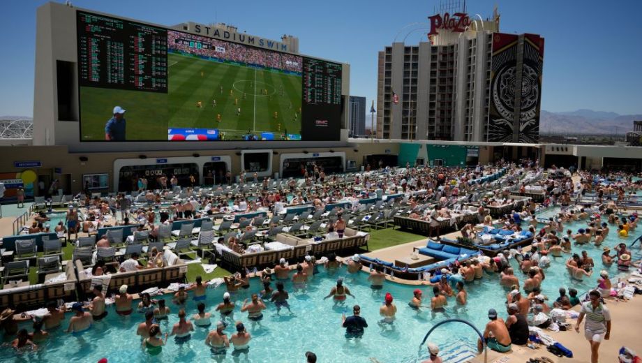 Juega Estados Unidos y esta gente se quedó sin entrada. En el Circa Resort & Casino de Las Vegas metieron estra tribuna preferencial.