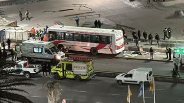 Fatal accidente en Mar del Plata: un colectivo subió a la rambla y mató a una mujer, hay al menos 6 heridos