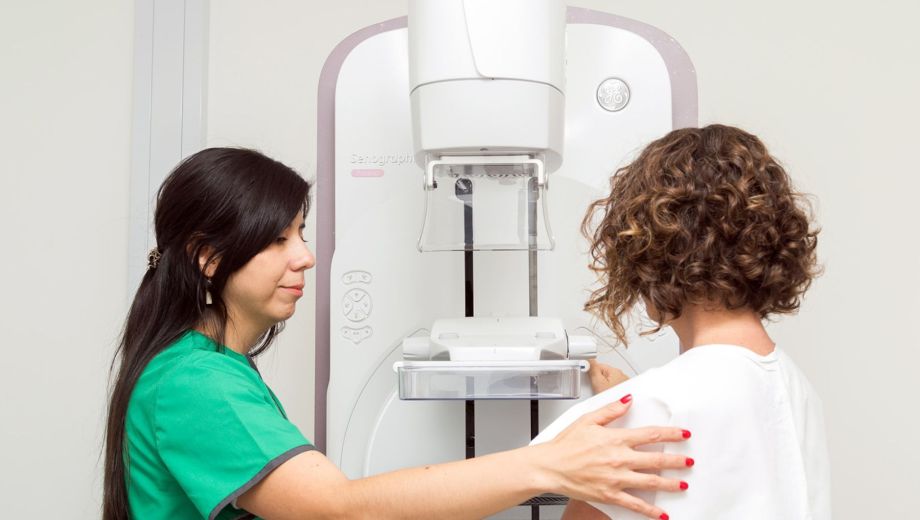 El cáncer de mama es una enfermedad en la que células del tejido mamario crecen de forma descontrolada y forman tumores malignos (Crédito CNEA)

