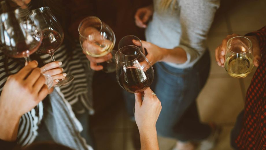 El alcohol actúa como una sustancia tóxica capaz de dañar el ADN de las células mamarias (Crédito Unsplash)
