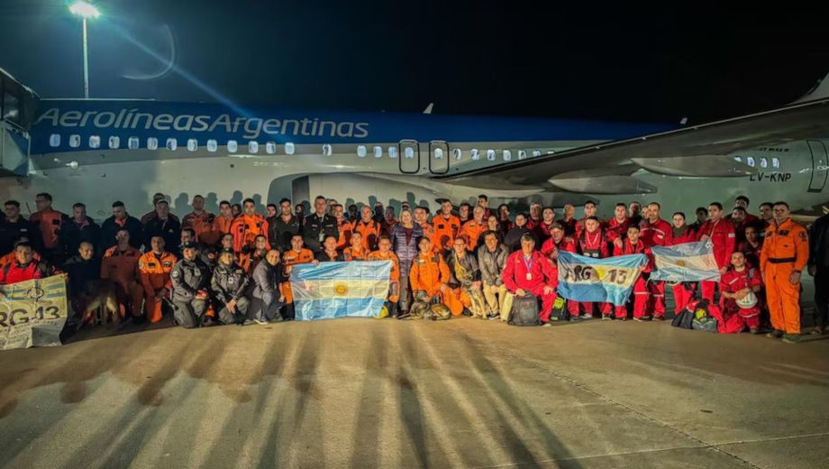 El equipo de rescate llegó el sábado en la mañana y se prepararán para asistir en las zonas afectadas: (Foto: Armada Argentina)