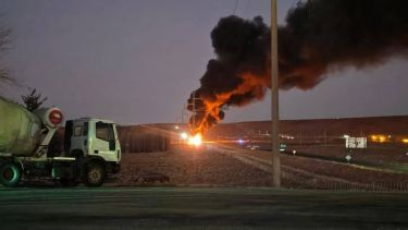 Video | Un camión cisterna se incendió en el acceso a Zapala por la Ruta 22