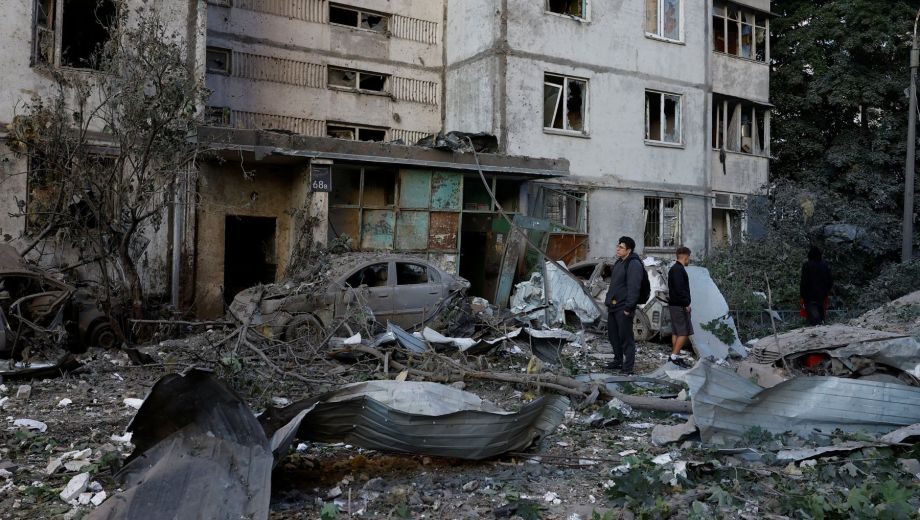 Los bombardeos en Ucrania dejaron un saldo de 18 muertos, 100 heridos y personas desaparecidas en los escombros (Foto: AFP)