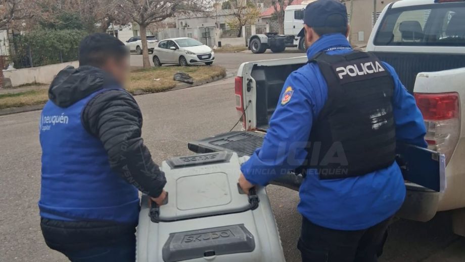 El operativo concluyó en el rescate de un perro Pitbull con señales de desnutrición (Foto: Policía de Neuquén)