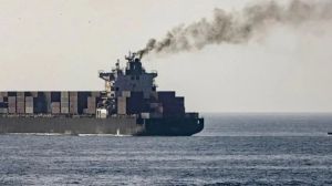 Estados Unidos atacó un petrolero tras acusarlo de violar el bloqueo en el estrecho de Ormuz: murieron tres marineros