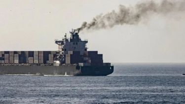 Estados Unidos atacó un petrolero tras acusarlo de violar el bloqueo en el estrecho de Ormuz: murieron tres marineros