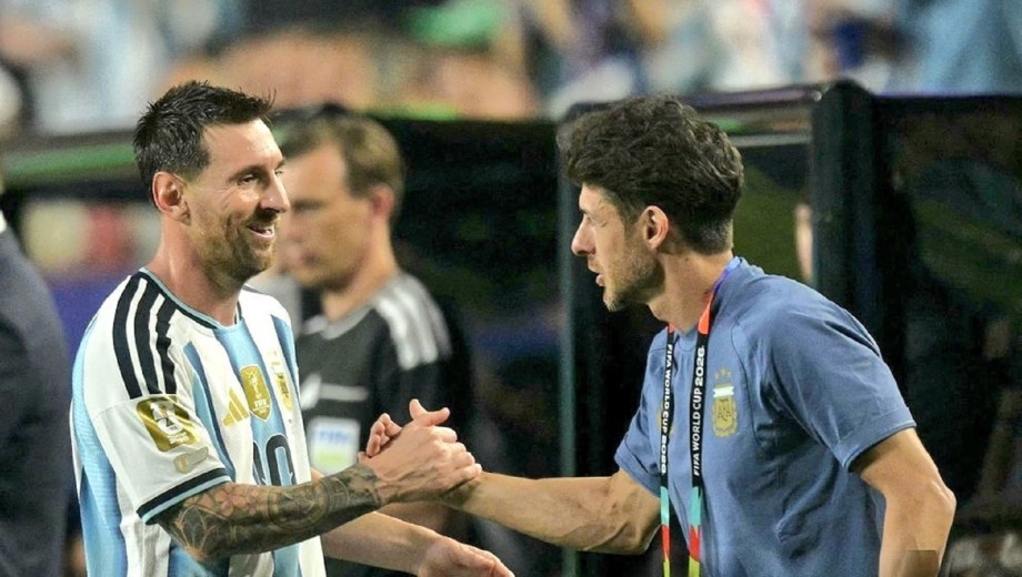 Aimar saluda a Messi tras dejar el campo de juego en el debut ante Argelia.