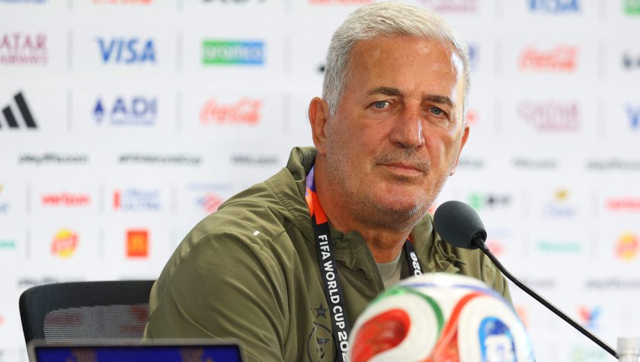 Vladimir Petkovic, entrenador de Argelia, brindando una conferencia de prensa en Kansas City. (Foto: AFP)