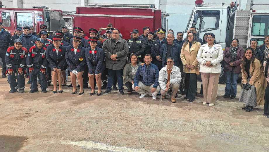 El intendente Fernando Banderet y el presidente de la Comisión Directiva, Mariano Mansilla, junto al cuerpo activo de Bomberos Voluntarios. (Foto: gentileza)