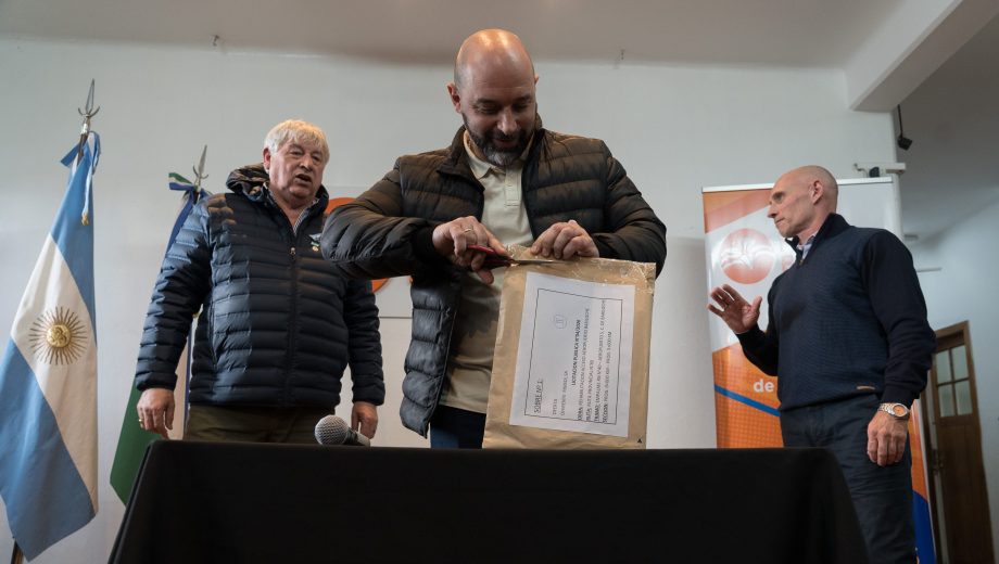 Se realizó la apertura de sobres económicos de la ruta que accede al aeropuerto de Bariloche. Foto: Marcelo Martinez