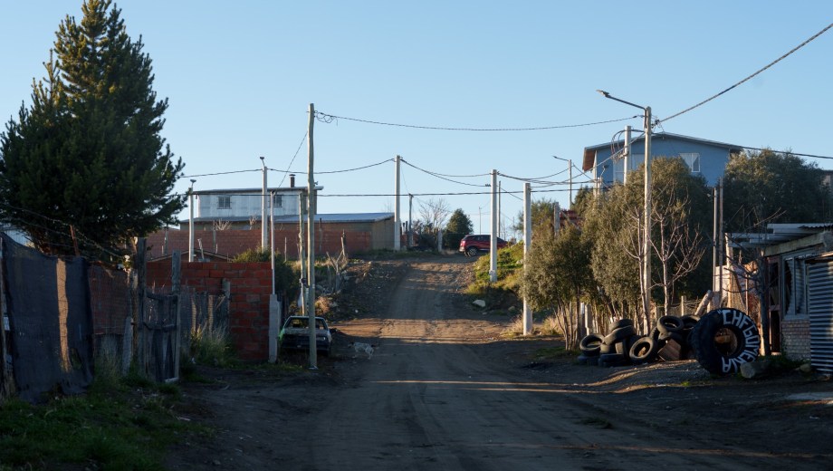 Solo en el asentamiento Alun Ruca, ubicado en la zona este de Bariloche, hay alrededor de 450 lotes sociales para regularizar, según datos del Instituto Municipal de Tierra y Vivienda. (foto Marcelo Martínez)