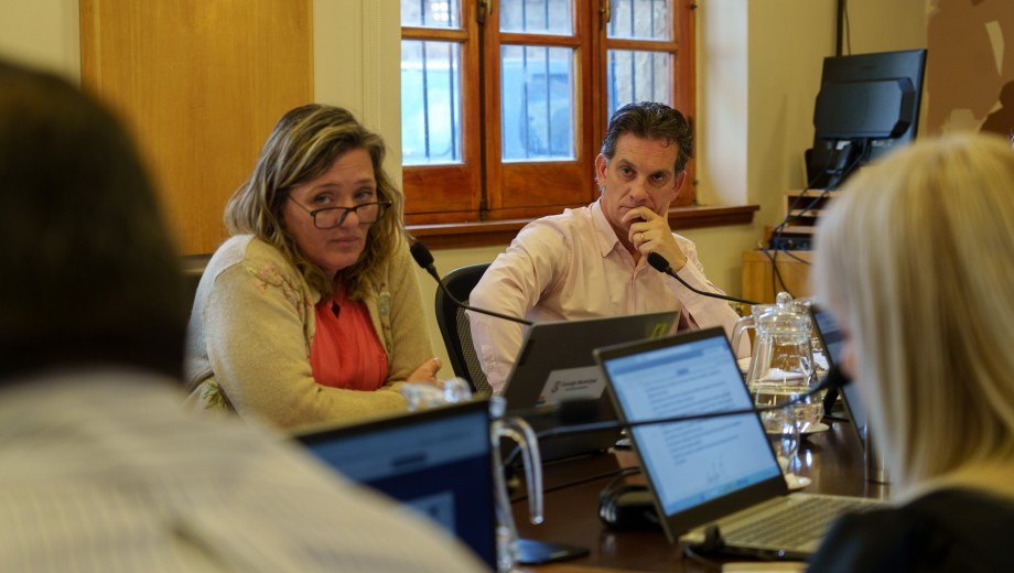 Samantha Echenique (Cambia Río Negro) y Leandro Costa Brutten (Incluyendo Bariloche) presentaron dos proyectos de fechas de elecciones a convencionales que comenzaron a debatir. Foto: Marcelo Martinez