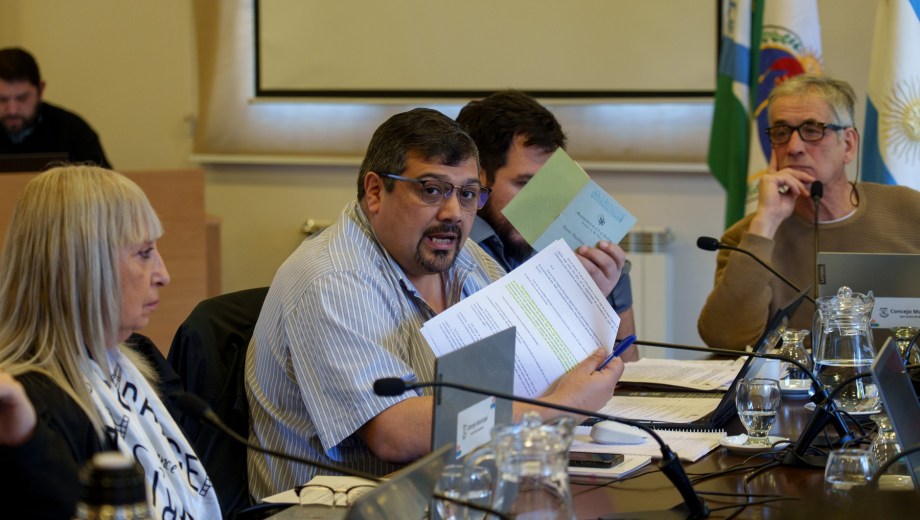 El presidente del Concejo de Bariloche, Gerardo Del Río, con papeles en mano expuso su postura por las elecciones a favor del 20 de septiembre de este año. Foto: Marcelo Martinez