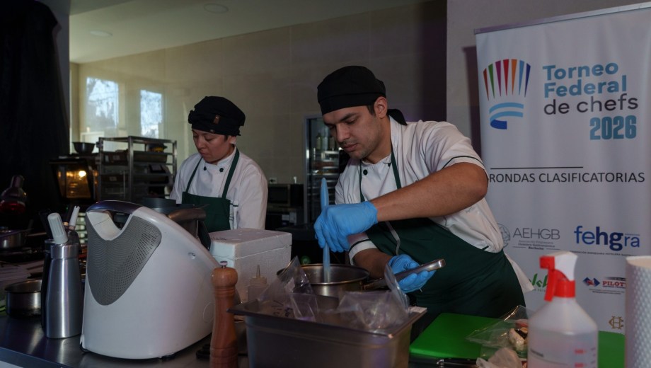 Siete equipos -cinco de Bariloche y dos de Viedma y Roca- participaron de la ronda para la final del Torneo Federal de Chefs en Buenos Aires. Foto: Marcelo Martínez