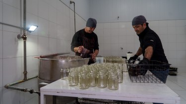 Es de Misiones, se asoció con un bolsonense y hoy producen en la Patagonia dulces de frutas que llegan hasta las Cataratas del Iguazú