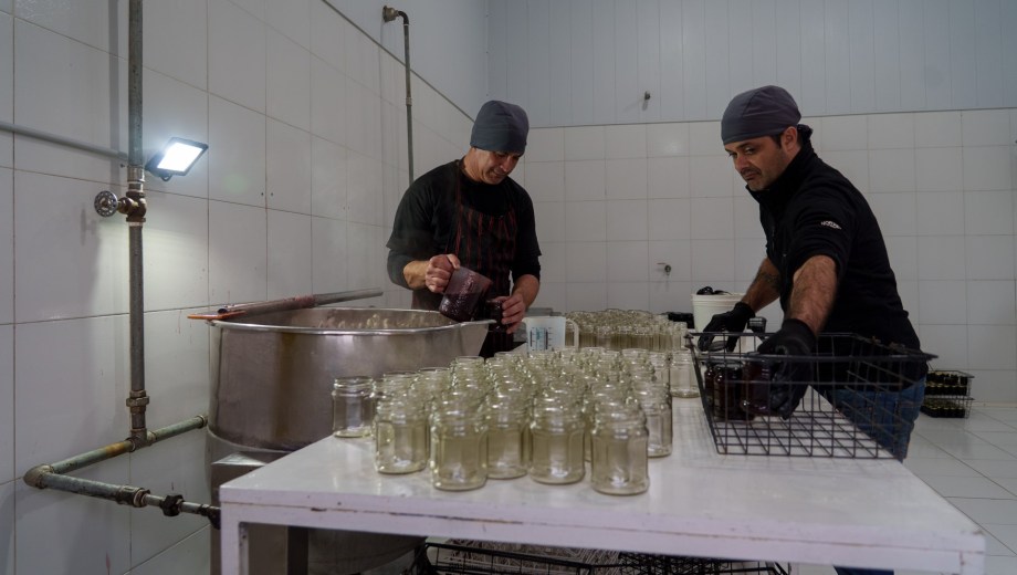 En un momento del proceso, los tiempos apremian para evitar que el dulce se enfríe. Foto: Marcelo Martínez