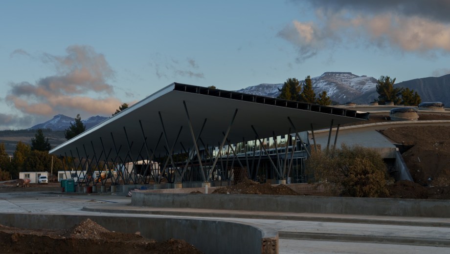 La nueva terminal de ómnibus de Bariloche se construye en la avenida Esandi, en la zona este de la ciudad. (foto Marcelo Martínez)