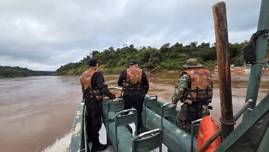 Operativos por agua y por tierra continúan en el Parque Nacional Iguazú tras la desaparición del turista. Fotos: gentileza.