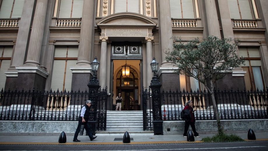 El Banco Central flexibilizó los controles y habilitó el giro de USD 2.600 millones de utilidades corporativas al exterior. (Foto: Clarín Fotografía)