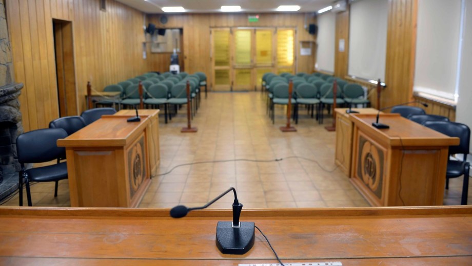 La investigación se centra en hechos ocurridos dentro de la Comisaría 28 tras un procedimiento realizado en el Alto de Bariloche.