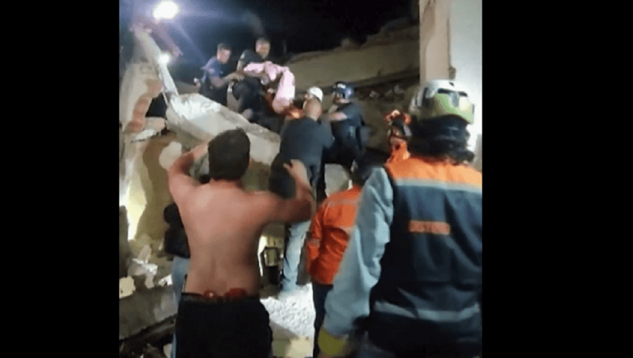 Rescatan con vida a un bebé tras pasar 32 horas bajo los escombros en Venezuela. Foto: captura 