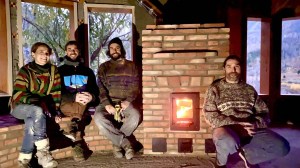 Ema y Fito, los bioarquitectos de Trevelin y Lago Puelo que cada vez construyen más casas de adobe, lana de oveja y madera en la Patagonia