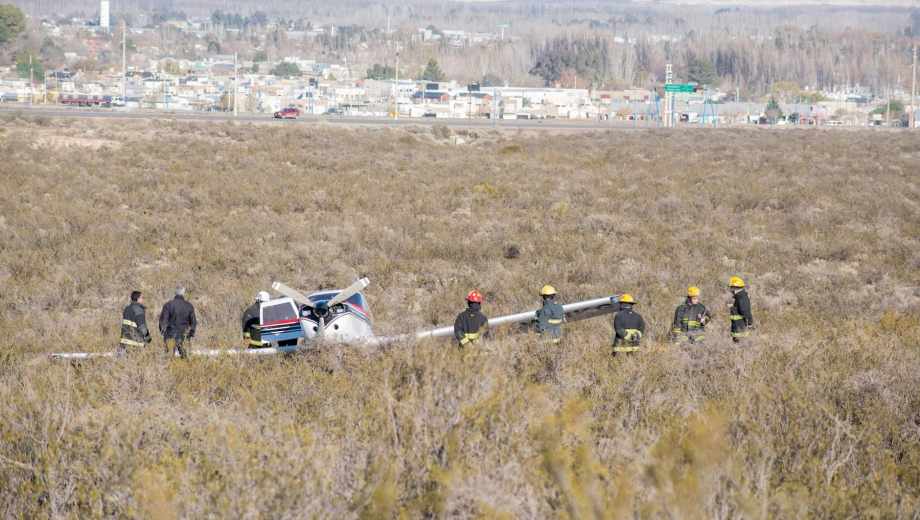 Bomberos de Roca intervinieron en un aterrizaje de una aeronave en Roca. Foto: Prensa BVGR.