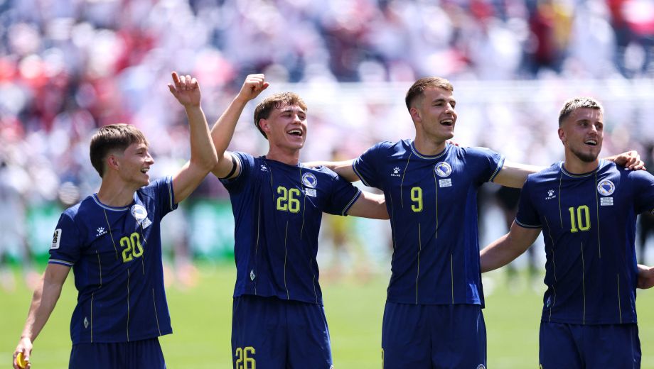 El festejo de los jugadores de Bosnia tras quedar a un paso de superar fase de grupos por primera vez en su historia. (Foto: AFP)