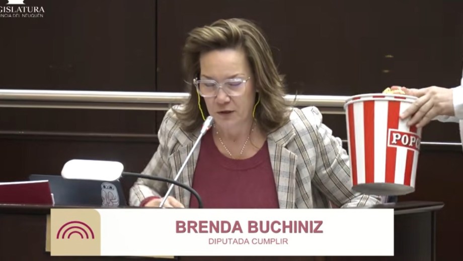 La diputada Brenda Buchiniz dijo que hace mucho esperaba ver la película y se compró pochoclos
