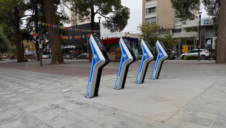 El diseño visual y estructural de los módulos de carga fue proyectado de manera minuciosa, buscando una concordancia estética con la identidad institucional y el paisaje moderno de Neuquén Capital. 