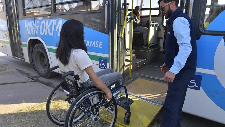 Nación ratificó que las personas con discapacidad seguirán viajando gratis en el transporte público: "Plena vigencia"