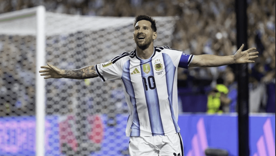 Messi sigue transitando una dimensión propia, reservada para aquellos que desafían el paso del tiempo y convierten lo extraordinario en costumbre.