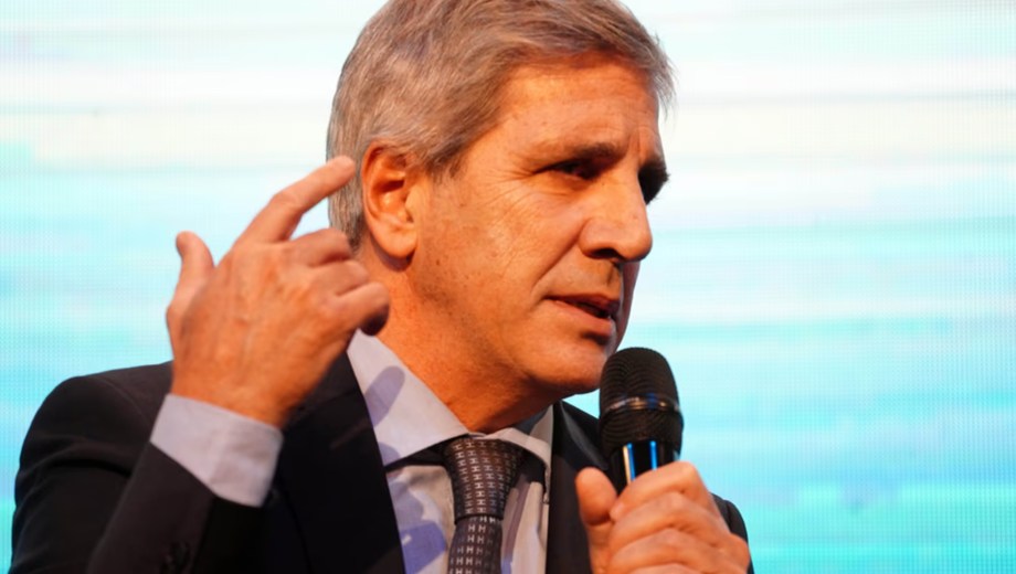Caputo llamó a invertir y aseguró que vienen “años espectaculares” para la Argentina.