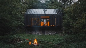 Construyeron esta maravilla en el bosque donde un incendio destruyó la cabaña original