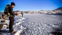 Imagen de Dejó Buenos Aires para vivir en Caviahue, salió a recorrer unas termas escondidas y lo sorprendieron unas misteriosas esferas de hielo