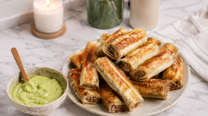 La receta ideal para ver el partido: arrolladitos crocantes de carne y una salsa que marca la diferencia