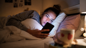 Qué es el bed rotting: la tendencia viral de quedarse en la cama que divide opiniones en redes sociales