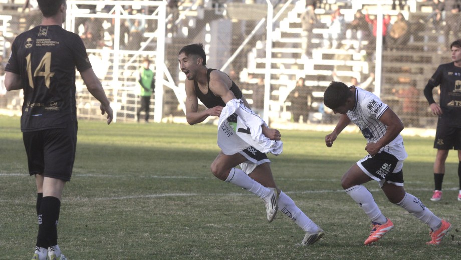 Cipolletti le ganó a Rincón con un gol agónico de Almirón. (Foto: Oscar Livera)