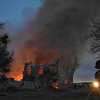 Imagen de Voraz incendio en Cipolletti: la estructura del depósito de La Anónima está contenida, pero el fuego persiste