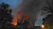Imagen de Voraz incendio en Cipolletti: la estructura del depósito de La Anónima está contenida, pero el fuego persiste