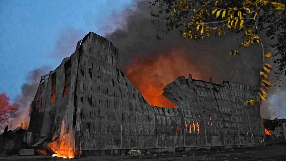 Incendio voraz en el depósito de La Anónima. Foto: Flor Salto
