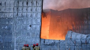 Tras el devastador incendio en La Anónima de Cipolletti, retiran residuos contaminantes y el tránsito continuará interrumpido