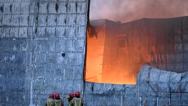 Tras el devastador incendio en La Anónima de Cipolletti, retiran residuos contaminantes y el tránsito continuará interrumpido