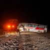 Imagen de Evitó una tragedia: un colectivo con 41 pasajeros quedó al borde de un barranco